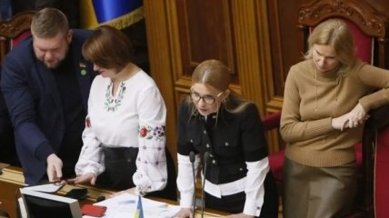Первая кровь: Тимошенко поранила палец, ломая микрофон Разумкову (Фото)