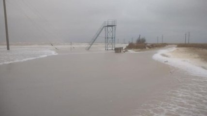 Дороги на Бирючий остров просто нет: появились новые видео шторма на Азовском море