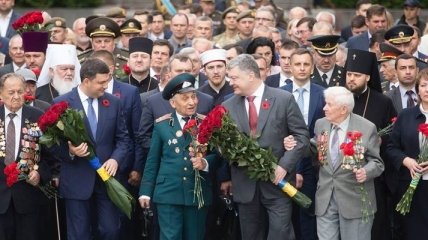 Порошенко и Гройсман возложили цветы к Вечному огню в Киеве