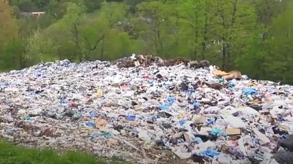 На Закарпатье в популярном курорте обнаружили тонны мусора (Видео)