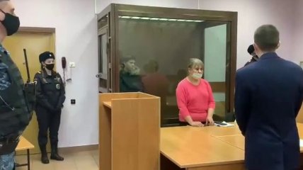 Горе-мать не проронила ни слезинки в суде после убийства сына и дочери в Москве. Видео