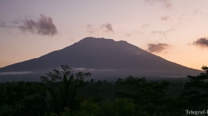 Из-за активности вулкана на Бали произошла массовая эвакуация населения