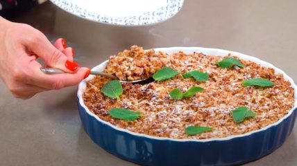 Изумительный летний десерт: рецепт ягодного крамбла от Татьяны Литвиновой (видео)