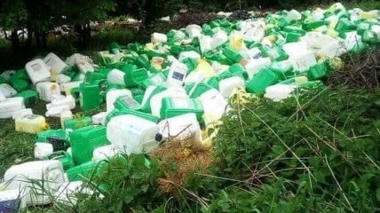 "Кладбище" пластика в экозоне: на Хмельниччине обнаружили тысячи канистр из-под неизвестного вещества (фото)