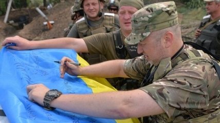 Турчинов поздравил украинцев с Днем государственного флага Украины