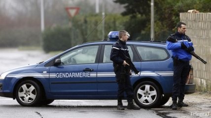 Полиция начала переговоры с террористами под Парижем