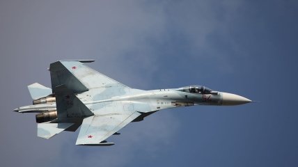 Российский истребитель Су-27/илюстративное фото
