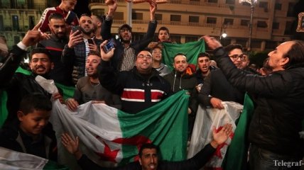 Протесты сменились празднованиями: В Алжире люди опять вышли на улицы столицы