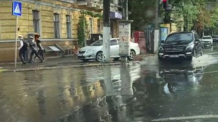 Сильный ливень и ветер «наломали дров» в Одессе (фото, видео)