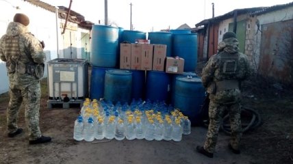 В гараже на Одесчине полиция изъяла более тонны "паленого" спирта