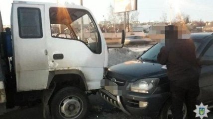 В Харькове грузовик столкнулся с кросовером: есть пострадавшие 