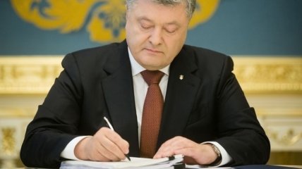 Порошенко присвоил посмертно "Героя Украины" участнику АТО 