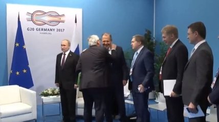 Юнкер поцеловал Лаврова и обсудил с Путиным ситуацию в Украине (Видео)