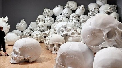 Жуткое искусство: в Австралии открылась выставка из 100 человеческих черепов (Фото)