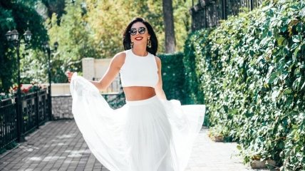Белая макси-юбка стала обязательной вещью летнего гардероба 2023
