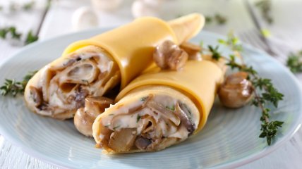 Млинці з м’ясом і грибами: ідеальна закуска до новорічного столу (відео)