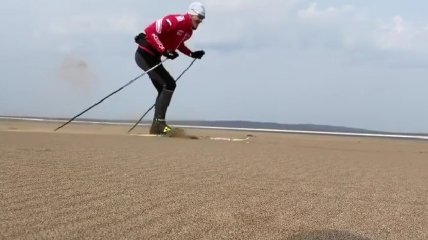 Российский лыжник на песке