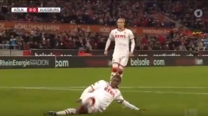 В Германии вратарь оригинально отбил пенальти (Видео)