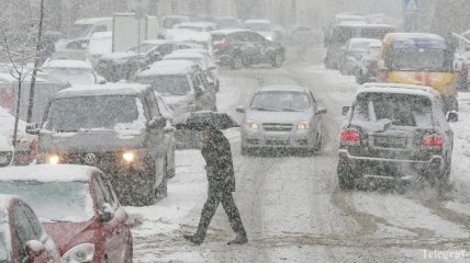 Украину продолжает засыпать снегом: что происходит на дорогах