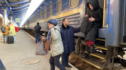NYT: россия не случайно бомбит мирные города, направляя поток беженцев в Европу