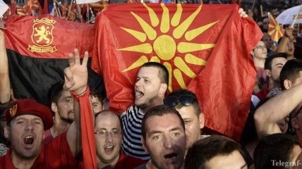 В Македонии десятки тысяч людей требовали отставки правительства