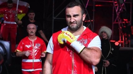 В Ереване боксеру Мурату Гассиеву заклеили флаг россии на рукаве (видео)