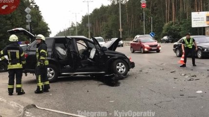 В Киеве из-за непогоды столкнулись кроссовер и грузовик