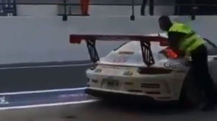 Механик во время гонки толкнул коллегу на проезжавшую мимо машину: шокирующее видео