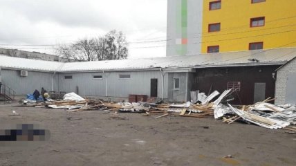 В Житомирской области с магазину снесло крышу: мать погибла, дочь в реанимации