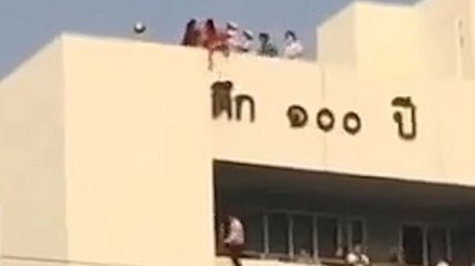 В сети появилось видео, как девочка упала с крыши и спаслась благодаря платью