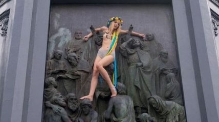 Активистка FEMEN изобразила распятие во время крестного хода УПЦ МП
