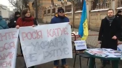 Не дождались: родственники политзаключенных ждали встречи с Порошенко