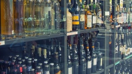 Суд отменил запрет на продажу в Киеве алкоголя ночью, но купить его все равно нельзя
