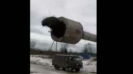 Когда день не задался: в России ремонтники чинили водонапорную башню, но остались без машины (видео)