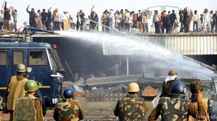 Более 100 человек были ранены в результате столкновений в Индии