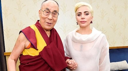 В Китае запретили Леди Гагу после ее встречи с Далай-ламой