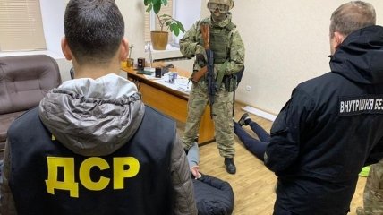 В Запорожье со спецназом и БТРом полицейские задержали банду: видео штурма