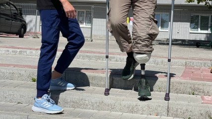 Український захисник відновлюється після підриву на міні та звикає до протеза