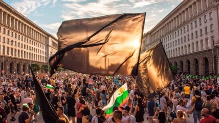 Президент Болгарии призвал правительство и генпрокурора уйти в отставку