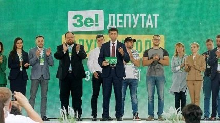 Зеленский и "Слуга народа" продолжают терять рейтинг перед выборами: свежие данные соцопросов
