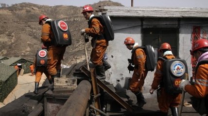 В Китае 16 человек заблокированы под землей из-за затопления шахты