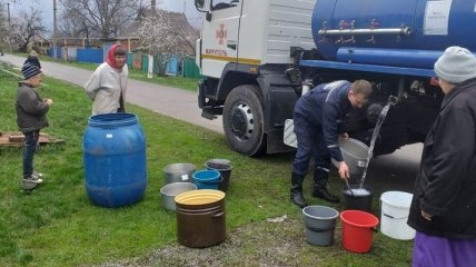 Спасатели продолжают снабжать дончан водой