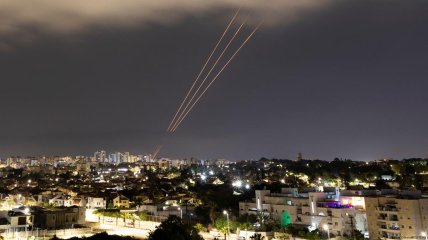 Больше сотни иранских ракет полетели на Израиль: в Тель-Авиве взрывы (видео)