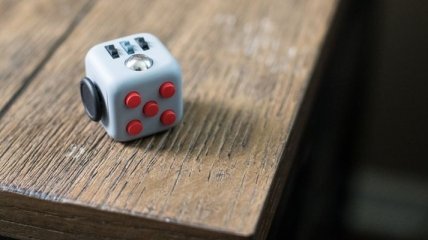 Игрушка для успокоения нервов Fidget Cube побила рекорд на Kickstarter 