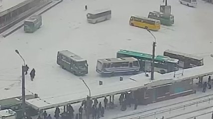 "Два оленя". На снегу под Днепром автобусы попали в нелепое ДТП (видео момента)