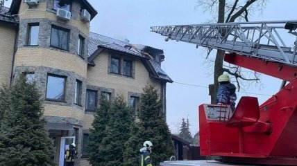 В Киеве загорелся дом престарелых, внутри здания находилось 80 человек