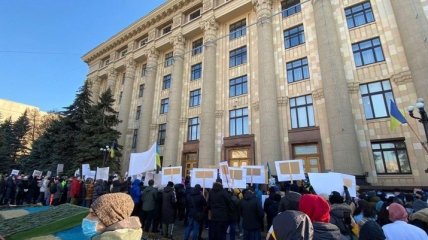 В Харькове под зданием ОГА требуют отменить карантин на выходных (фото и видео)