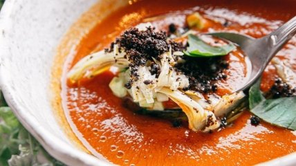 "То что нужно в жару": Лиза Глинская рассказала, как приготовить освежающий томатный суп гаспачо