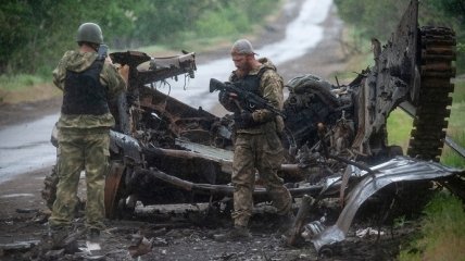 Украинские бойцы постоянно защищают Родину от врага