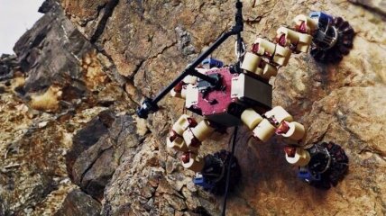 NASA выложило видео с роботом-скалолазом, который преодолевает гору в Долине смерти
